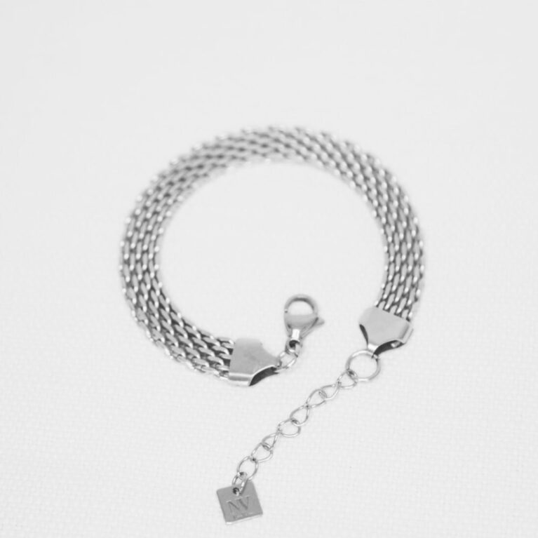 צמיד ורה כסוף, עיצוב של רצועת שעון חוליות מסטיינלס סטיל, מבט מלמעלה