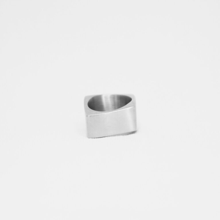 טבעת חותם ניקולה של Nina Valero טבעת ניקולה עבה במראה כסף