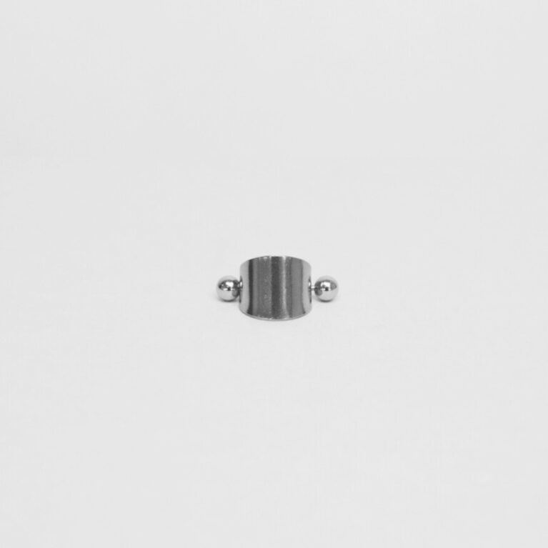 עגיל ג’סי הליקס כסף - עגיל כסף קטן בעיצוב גליל עם סוגרי כדור