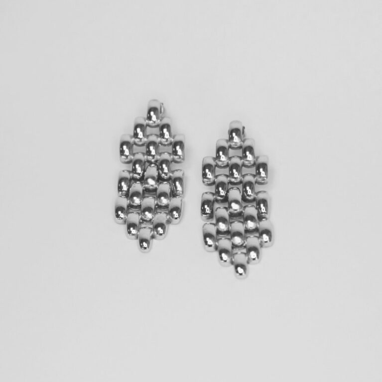 עגילי מרלין כסף הבנויים מחוליות כסופות קטנות בצורת מעוין