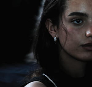 דוגמנית בחצי פרופיל עונדת את עגיל ריילי