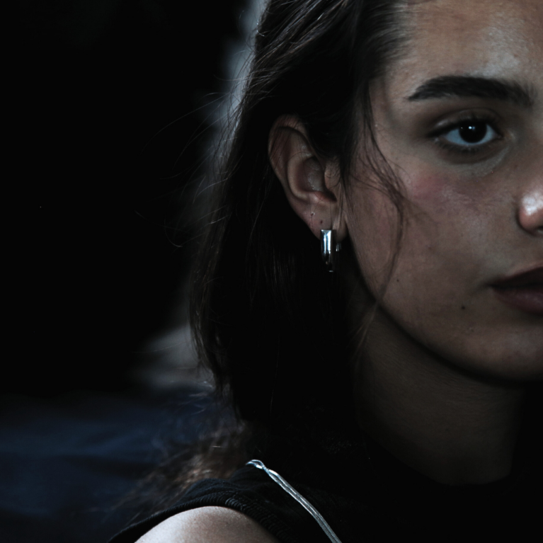 דוגמנית בחצי פרופיל עונדת את עגיל ריילי